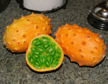 Afrikanische Kiwano Seeds known for exotic, spiky-fruit plants that add a tropical touch to